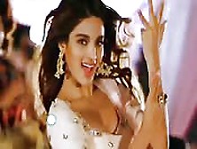 Nidhhi Agerwal Wears An Amazing Sari