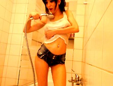 Sexy morena toma ducha en bañera desnuda tetas natural show caliente aficionado