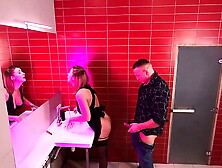 WEB CAMERA IN THE PUBLIC TOILETTE IN THE NIGHT CLUB : FUCKING STRANGERS