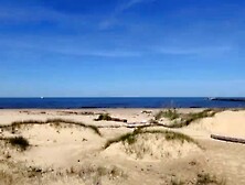 Mature Attend Une Bite Accroupie Dans Les Dunes