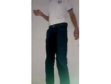 Pantalones orinados vestido de colegial y pañal de tela completa mente empapado y multiples orgasmos