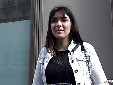 Lola,  18ans,  retente le trio