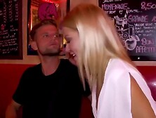 Ophelie Prise Sur Une Table De Bar