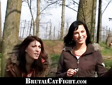 2 filles perdues dans les bois.