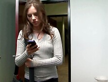 Lésbicas se tocando na escrivaninha para obter o máximo de excitação