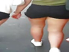 Garota Em Short Passeia Pela Rua