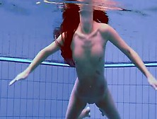 Under Water Show - Une Superbe Brunette Qui Nage Nue Dans La Piscine