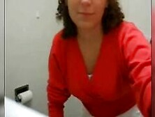 Jolie beurette qui se caresse dans la salle de bain