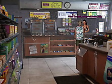 Милая малышка в порно играет с членом парня и трахается