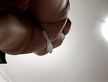 Amateurin erledigt nackt Hausarbeit.  Sexy Brünette duscht.  Amateur-Ehefrau tanzt nackt im Haus.