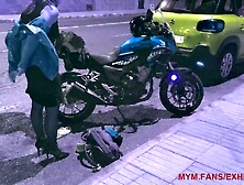 Sortie de boite de nuit,  je me change dans la rue pour prendre ma moto