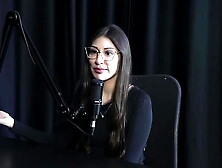 She enjoys her job as a waitress,  had voyeur accounts during the pandemic,  has a habit of taking a siririca before going to slee