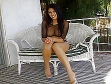 Brunette Sodomisee Sur La Terrasse