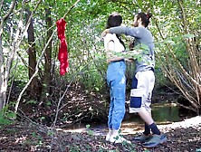 Coppietta trova un posticino nel bosco per una sveltina con sborrata interna!????