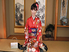 Yuria Tominaga en kimono recibe cosas en su coño