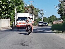 Fomos flagrados quando estava andando de moto com gostosa mostrando a bunda!