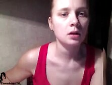 la Jeune russe Aime les fruits,  surtout quand ils sont au fond de sa grosse chatte gourmande