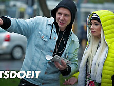 Puta francesa Jessie Volt fodida no estrangeiro por um grande pau local