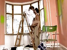 Bevor er kleistert,  nimmt sie sich seinen Pinsel vor