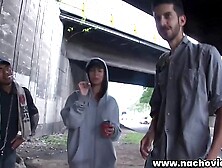 Director Nacho Vidal returns to the scene of the carnal crime for a new conquest of Colombia's finest fresh chicas. Esta es una