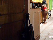 Tia é filmada pelo sobrinho no verão só de tanga e quase é apanhado, mas mesmo assim ele pública o vídeo da gostosa