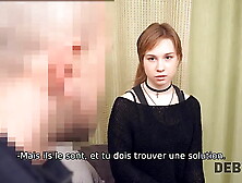 DEBT4k.  Jolie jeune fille avec un tour de cou satisfait le boner du collecteur de dettes
