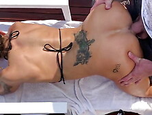 Mamma italiana scopata in giardino da un amico del figlio