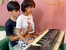 Ayudo a Mi Pequea Hermanastra Con Sus Clases De Musica Y Termino Follandola...