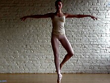 The dancer's breathtaking hawt lengthy legs widen very wide and disclose private charms