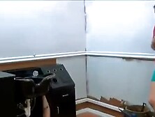 Sie will doch nur helfen beim Rohr verlegen