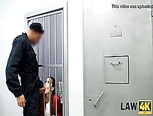 Spezialeinheiten bringen junge Frauen zum Sicherheitsbeamten und dringen ein