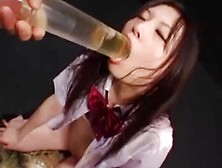 Asiatin trinkt aufurinlust.  comliterweise Urin