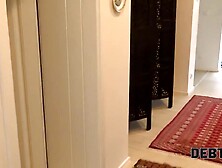 DEBT4k. La beauté blonde fait de son mieux pour fermer toutes les dettes à la