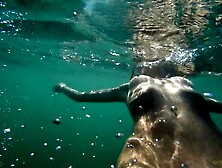 Модель плавает голой в море