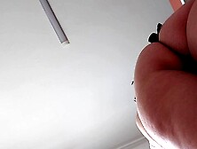 Une maman hot prépare le petit-déjeuner, chatte poilue, gros seins.