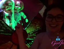 Leana Lovings sempre está de humor para fazer travessuras sexuais