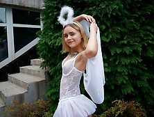 Сексуальная милашка долбится во все дырки со своим мужиком и подставляет клитор под вибратор