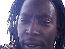 Giovane troietta cavalca un grosso cazzo nero