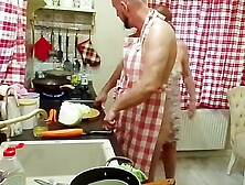 Мачеха соблазняет меня пока я готовлю ужин