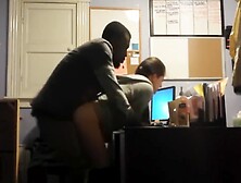 Debout dans la chatte dans le bureau du secrétariat