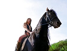 Adelle Torres cavalga nua e nos mostra tudo