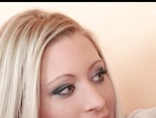 Geile Blonde wird vor den Augen Ihres Mannes gebumst