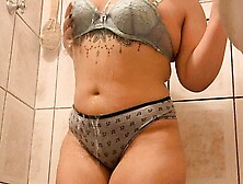 I put a hidden camera to film my cousin's bath