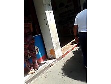 Adolecentes comprando helado