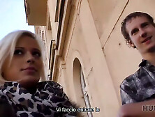 Hunt4k. una magnifica ragazza gode del sesso orale e della figa per soldi
