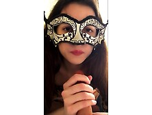 Тебе нравится что я сажусь анусом на твой языком? Девчонка дрочит пальцами свою жопу