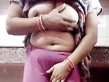 Hot Sexy Kitu Bhabhi Took Out The Water From The Roof By Filling Brinjal In Her Pussy.