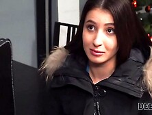 DEBT4k.  Slut fait une pipe et écarte les jambes pour une voiture de luxe incroyable