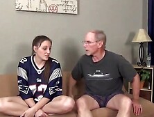 Lass mich von Opa am Sofa vernaschen