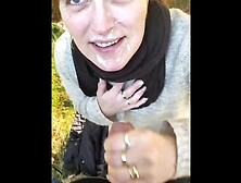 Une femme older suce dans les bois et se prend une ejac faciale